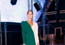 Без макияжа и бра: Муцениеце обнажила стальной пресс