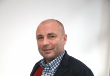 Бывший муж Навки поделился редким фото с объятиями трех дочерей от разных браков