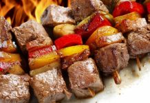 Диетолог выбрала лучший маринад для шашлыка — и это сок