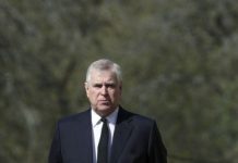 Елизавета II решила проблему траурных нарядов для скандальных принцев Эндрю и Гарри