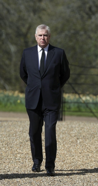 Елизавета II решила проблему траурных нарядов для скандальных принцев Эндрю и Гарри