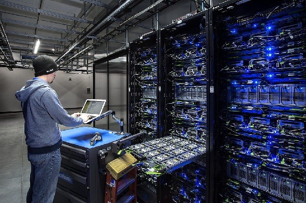 «Эр-телеком» и РФПИ выкупили российские ЦОДы голландских связистов