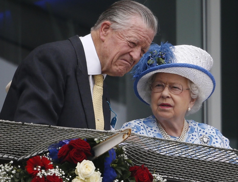 Еще одна потеря Елизаветы II: приближенный королевы умер в день похорон принца Филиппа