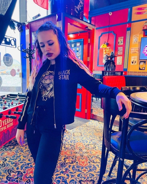 Яркая участница ребута «Дома-2» пришла на проект с мамой: изучаем Instagram спортсменки