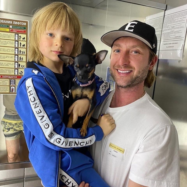 Плющенко с сыном устроили ледовое шоу в шортах на Мальдивах