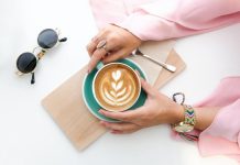 Почему не стоит пить кофе сразу после пробуждения