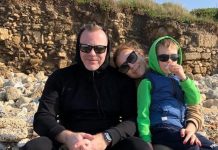 Подольская сделала семейное фото с мужем и детьми на террасе мальдивской виллы