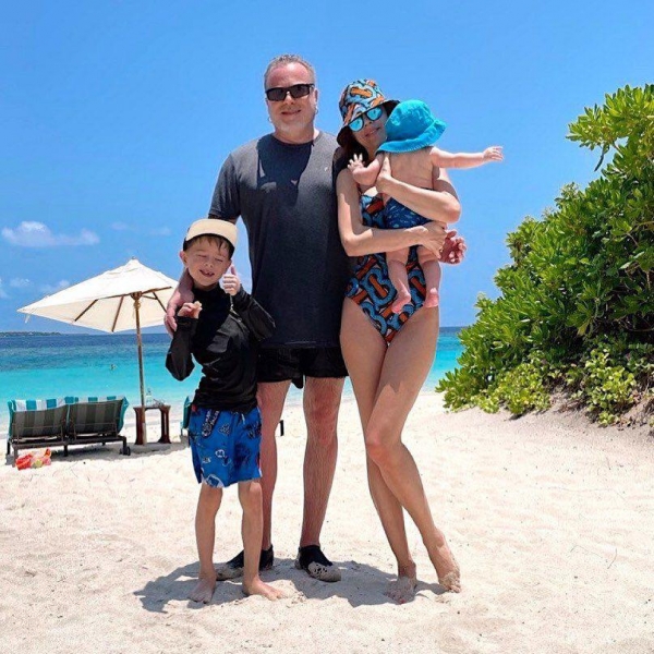 Подольская загорает на Мальдивах в пляжном комплекте Burberry за 66 тысяч рублей