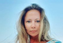 Родившая в 46 Миронова предстала без макияжа на фото с отдыха