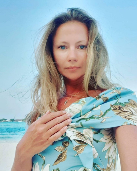 Родившая в 46 Миронова предстала без макияжа на фото с отдыха