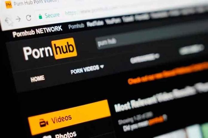 Роскомнадзор нашел на PornHub оскорбление властей и нарушение прав на свободу вероисповедания