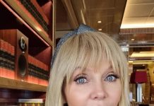 Роскошный букет сына и теплые слова невестки: как родные поздравили Валерию