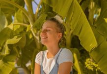 Русская аниматор в Турции смеялась над ограничениями — теперь плачет, собирая вещи и лайки