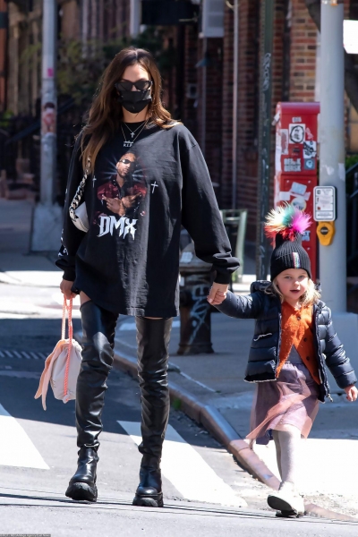 Сапоги-чулки и свитшот вместо платья: Шейк удивила смелым образом для прогулки