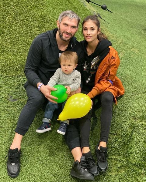 Шубская с подросшими сыновьями — копиями Овечкина прогулялась по Лос-Анджелесу