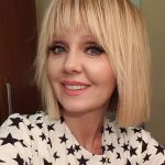 «Сладкая наша девочка»: Валерия в тренче небесного цвета прогулялась с внучкой