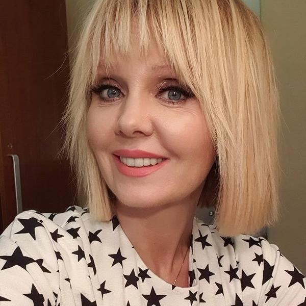 «Сладкая наша девочка»: Валерия в тренче небесного цвета прогулялась с внучкой