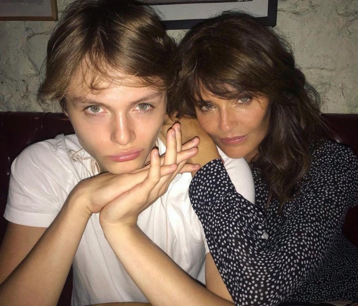 Супермодель Хелена Кристенсен вместе с красавчиком-сыном снялась для легендарного бренда