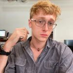 Умер 24-летний популярный тиктокер — у него остался близнец-копия