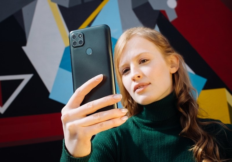 В России начали продавать первый за много лет смартфон Lenovo. Он дешевый и с огромной батареей