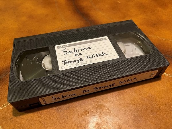 Женщина чудом избежала ареста из-за задержанного на 20 лет возврата в прокат видеокассеты (которую она не брала)