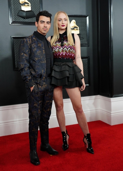 Звезда «Игры Престолов» Софи Тернер впервые после родов сходила на свидание с мужем