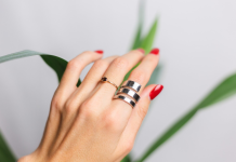 Широкое золотое кольцо: акцент на элегантность