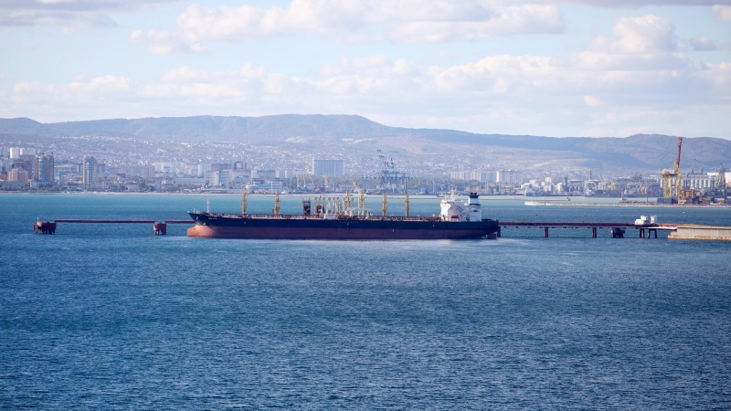Танкер у нефтеналивного терминала перевалочного комплекса в Новороссийске