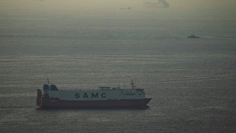 Грузовые суда следуют по Арабскому заливу в направлении Ормузского пролива