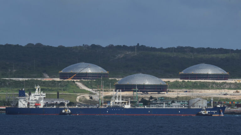 Более 10 стран попросили США продлить разрешение на покупку нефти РФ