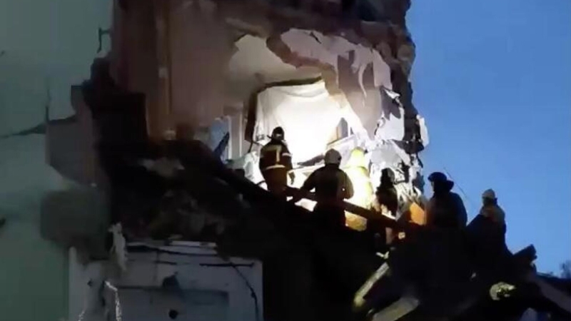 Спасатели на месте частичного обрушения подъезда дома в результате атаки БПЛА в Сызрани. Кадр видео