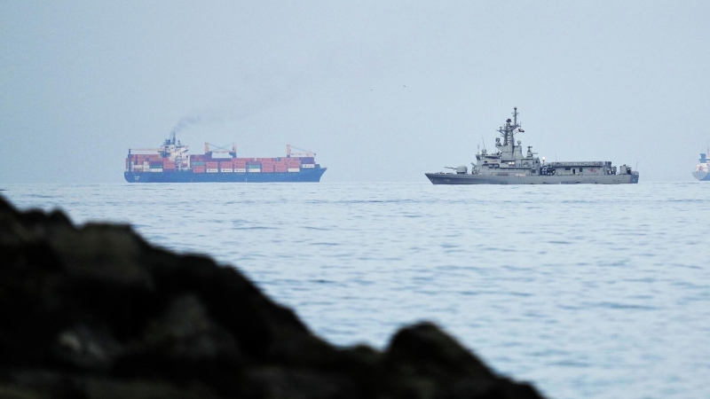 Корабль ВМС ОАЭ и грузовое судно в Ормузском проливе