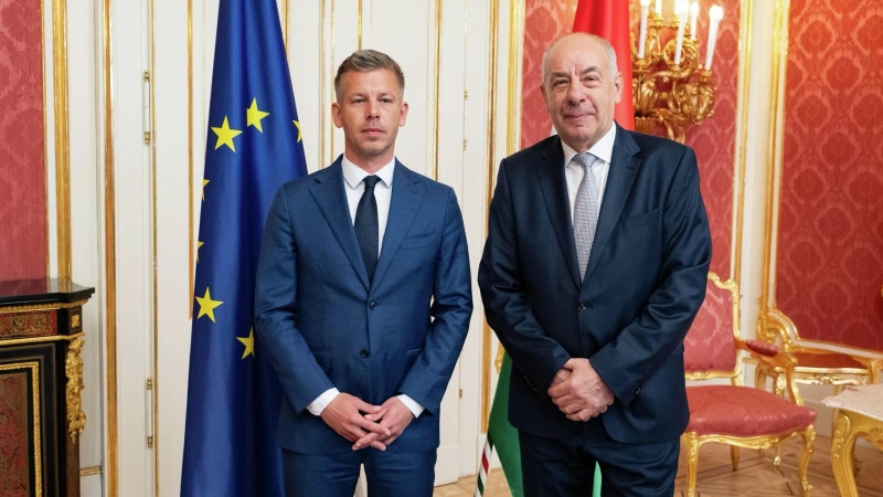 Глава победившей на выборах в Венгрии партии Тиса Петер Мадьяр и президент страны Тамаш Шуйок