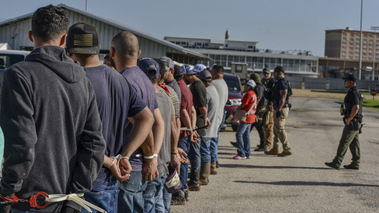 Массовые депортации нелегалов в США привели к росту безработицы