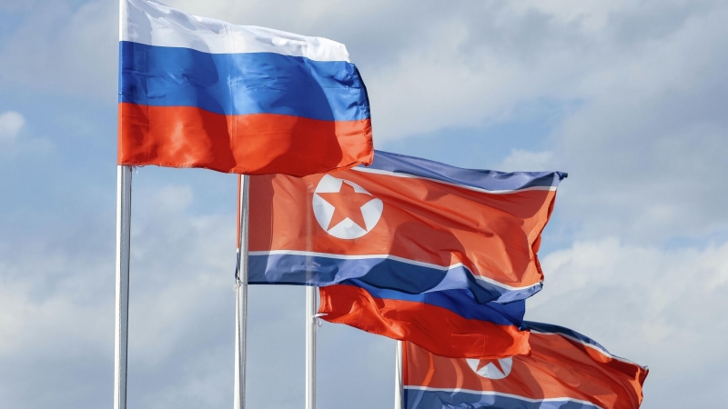 Флаги России и КНДР