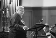 На экстренно севшем в Румынии борту из Петербурга умер дирижёр Сергей Стадлер