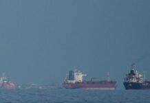 Не прошло и суток: Иран снова заблокировал Ормузский пролив