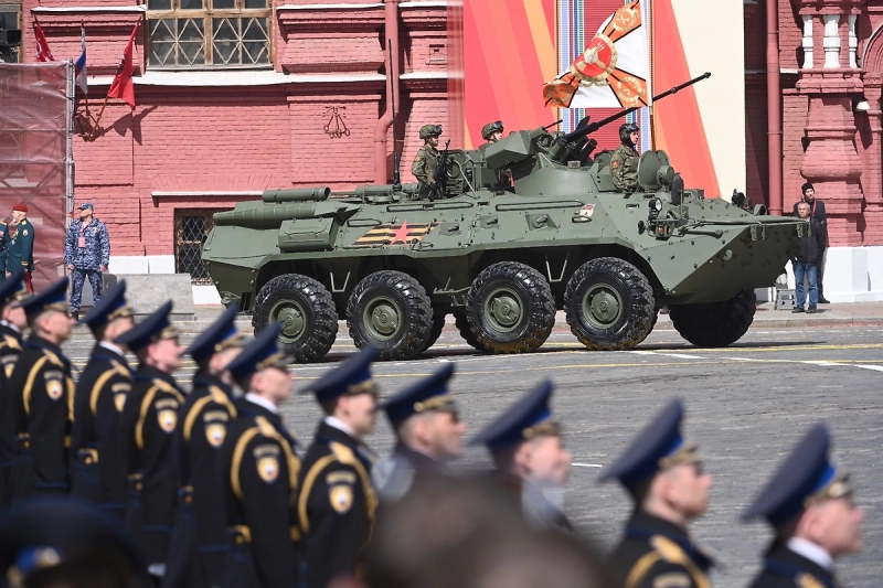 Песков объяснил, почему Парад Победы в этом году будет без прохода техники