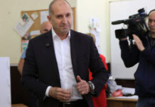 «Пророссийский» Радев увеличивает отрыв на выборах в Болгарии
