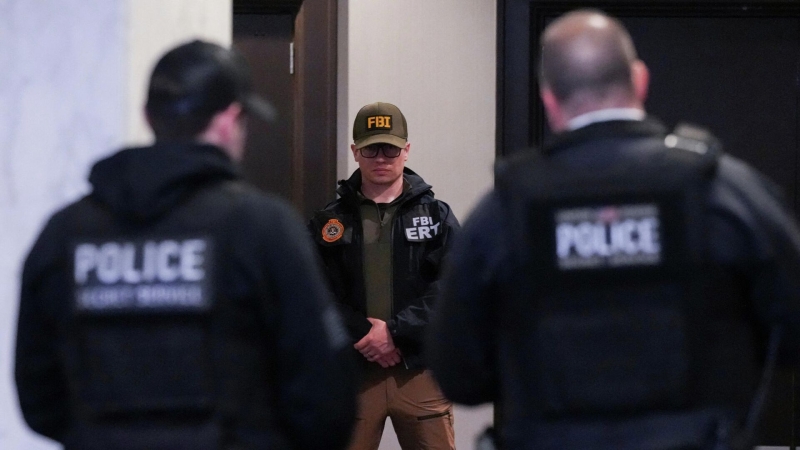 Сотрудники правоохранительных органов на месте стрельбы во время ежегодного ужина Ассоциации корреспондентов Белого дома в Вашингтоне