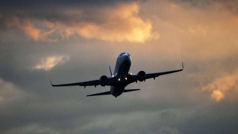 Самолет в небе