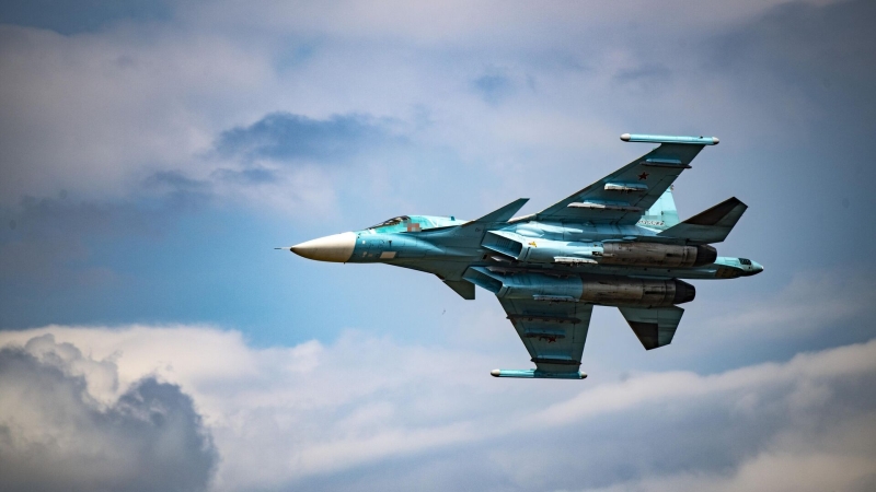 Полет истребителя-бомбардировщика Су-34 ВКС России в зоне проведения спецоперации