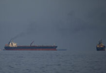 Стало известно о стрельбе по судам в Ормузском проливе