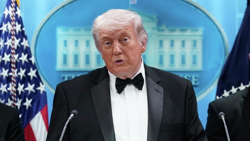 Дональд Трамп выступает перед прессой после инцидента со стрельбой на мероприятии в Вашингтоне с его участием