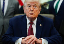 Трамп пригрозил «взорвать» Иран и отправил делегацию на мирные переговоры