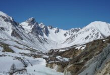 Трое попавших под лавину туристов в Бурятии получили травмы, один погиб