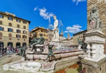 Туристка повредила фонтан, пытаясь потрогать статую Нептуна во Флоренции