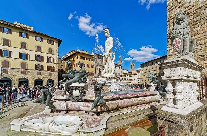 Туристка повредила фонтан, пытаясь потрогать статую Нептуна во Флоренции