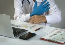 В Махачкале мужчина с ножом ранил врачей