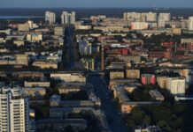 В результате атаки БПЛА по Екатеринбургу поврежден дом, эвакуированы 50 человек